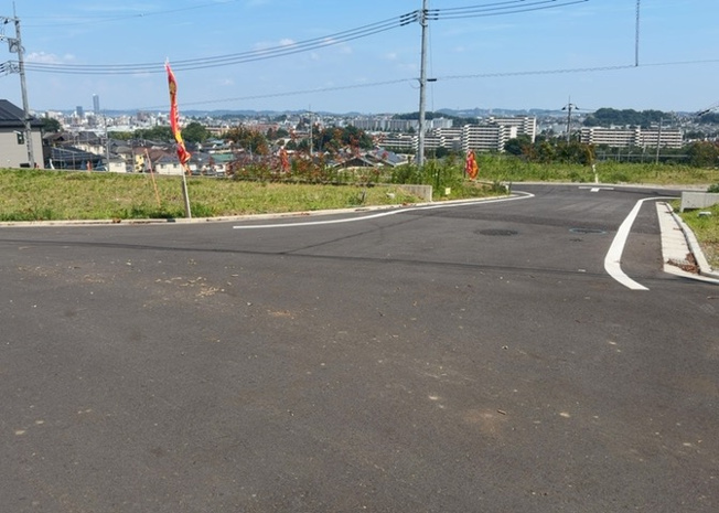【外観】 | 人が暮らすうえで日光は大切な要素となります。日当たりの良さは譲れないポイントですね。併せて近くに大きな建築物の建築予定がないか、あるいはそれが可能な土地が近くにないか事前に確認することもお勧めします。