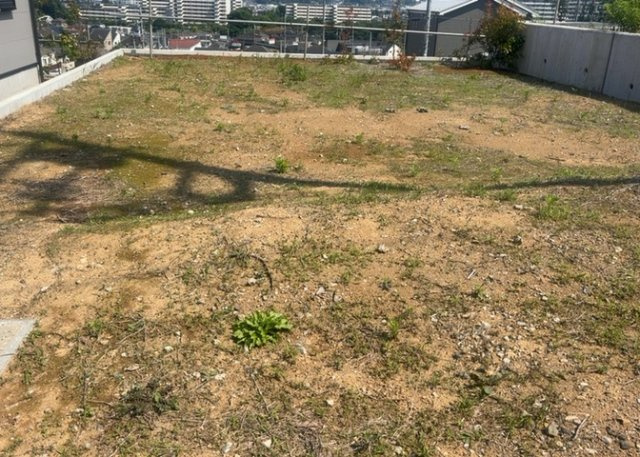 【外観】 | 現地に行くなら、物件の周囲の地形がどうなっているかを見ることも大切です。周辺より低くなっている土地では、大雨などで水が集まりやすいため、地盤が弱くなっているということも考えられるため、注意が必要です。