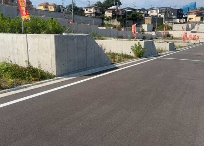 【外観】 | 土地の形が極端に長細かったり、狭小地、あるいは道路との高低差がある傾斜地だった場合、後々売ろうとしても買い手がつかない場合もあります。後々、売却することになった時に価値の下がらない土地を選びましょう。