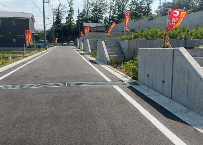 【外観】 | 現地に行くなら、物件の周囲の地形がどうなっているかを見ることも大切です。周辺より低くなっている土地では、大雨などで水が集まりやすいため、地盤が弱くなっているということも考えられるため、注意が必要です。