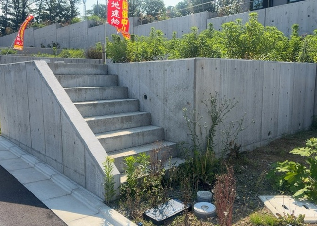 【外観】 | 隣家の土地はどうなっているのか、生活利便施設が近くにあるのか、学校まで近いかなど、お客様のライフスタイルにあわせたイメージが重要です。また、近くにあると困る施設が近くにないかも確認するといいでしょう。