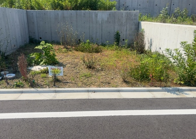 【外観】 | 土地購入を検討されている場合、境界杭がない状態で購入してしまうと境界確定測量をする必要があり、費用がかかります。購入の前に、売主、隣土地所有者立ち合いのもと境界を確定し境界杭を設置するのがベストです。