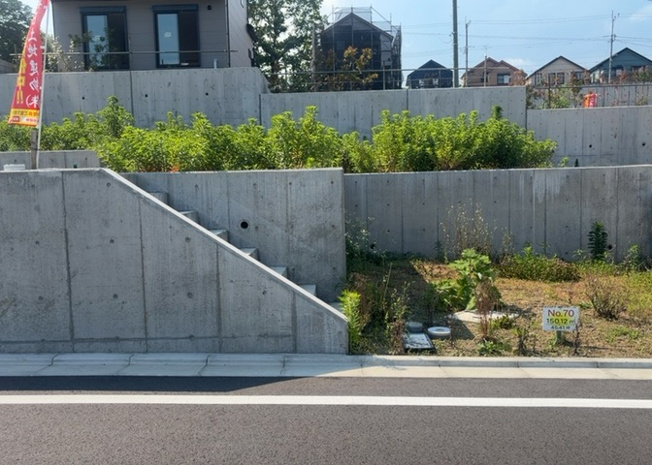 【外観】 | 家を建てる前提で土地を探している場合、地盤の丈夫さは譲れない条件の一つです。地盤が脆弱だと追加工事が必要となります。また、過去に地盤沈下や液状化現象を起こした土地は、できるだけ避けた方がいいでしょう。