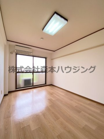 【洋室】 | 　エリトール津田 | 明るい洋室です