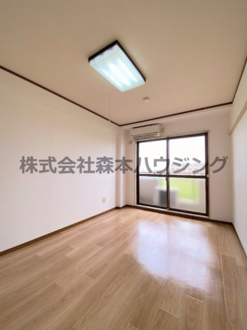 【洋室】 | 　エリトール津田 | 広々とした洋室です