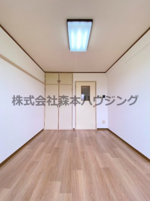 【洋室】 | 　エリトール津田 | 落ち着いた色調の洋室です