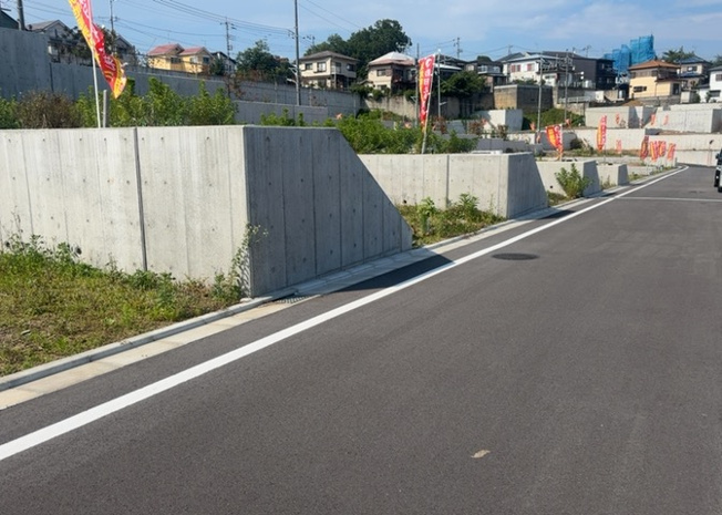 【外観】 | 土地の形が極端に長細かったり、狭小地、あるいは道路との高低差がある傾斜地だった場合、後々売ろうとしても買い手がつかない場合もあります。後々、売却することになった時に価値の下がらない土地を選びましょう。
