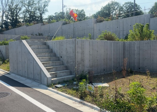 【外観】 | 隣家の土地はどうなっているのか、生活利便施設が近くにあるのか、学校まで近いかなど、お客様のライフスタイルにあわせたイメージが重要です。また、近くにあると困る施設が近くにないかも確認するといいでしょう。