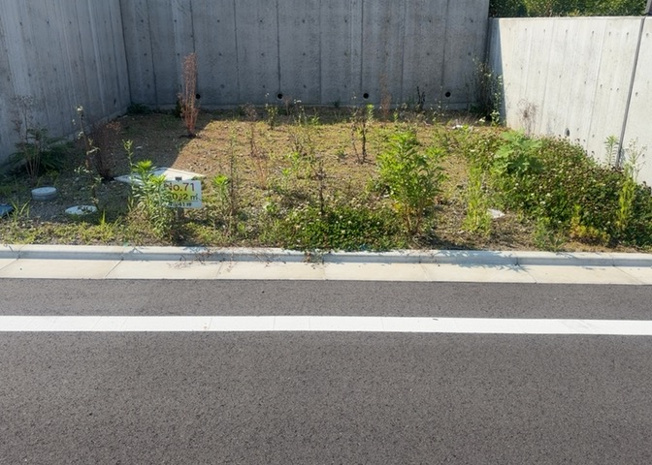 【外観】 | 土地購入を検討されている場合、境界杭がない状態で購入してしまうと境界確定測量をする必要があり、費用がかかります。購入の前に、売主、隣土地所有者立ち合いのもと境界を確定し境界杭を設置するのがベストです。