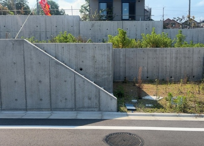【外観】 | 家を建てる前提で土地を探している場合、地盤の丈夫さは譲れない条件の一つです。地盤が脆弱だと追加工事が必要となります。また、過去に地盤沈下や液状化現象を起こした土地は、できるだけ避けた方がいいでしょう。