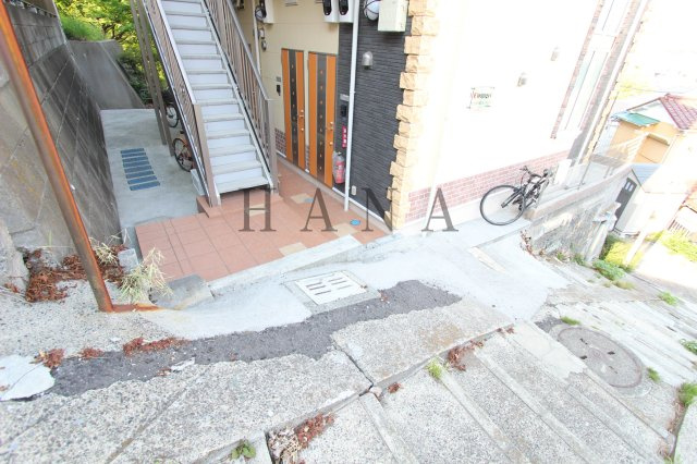 横浜エトランゼのエントランス