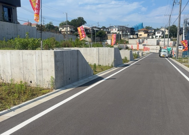 【外観】 | 土地の形が極端に長細かったり、狭小地、あるいは道路との高低差がある傾斜地だった場合、後々売ろうとしても買い手がつかない場合もあります。後々、売却することになった時に価値の下がらない土地を選びましょう。