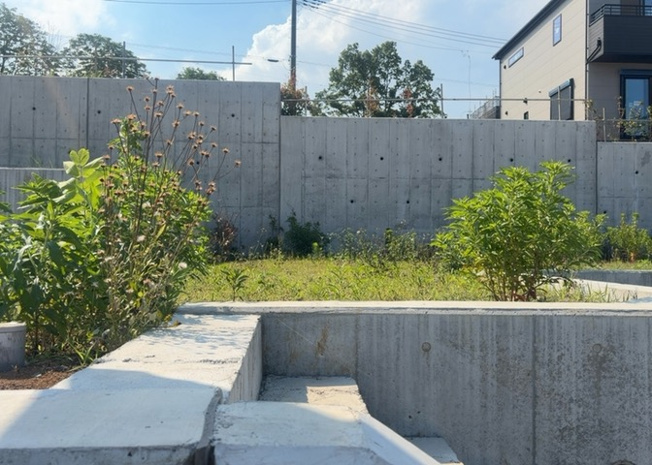 【外観】 | 家を建てる場合、方位は要チェックです。現実的に日当たりのよい家ならばリビングは南側、建築基準法でも北側に当たる家への配慮は求められています。土地を見学に行く際は、方位磁針を持って行くようにしましょう。