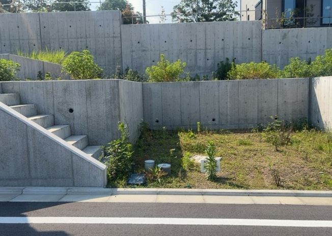 【外観】 | 隣家の土地はどうなっているのか、生活利便施設が近くにあるのか、学校まで近いかなど、お客様のライフスタイルにあわせたイメージが重要です。また、近くにあると困る施設が近くにないかも確認するといいでしょう。