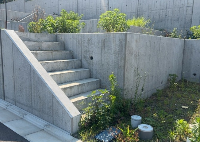 【外観】 | 土地購入を検討されている場合、境界杭がない状態で購入してしまうと境界確定測量をする必要があり、費用がかかります。購入の前に、売主、隣土地所有者立ち合いのもと境界を確定し境界杭を設置するのがベストです。
