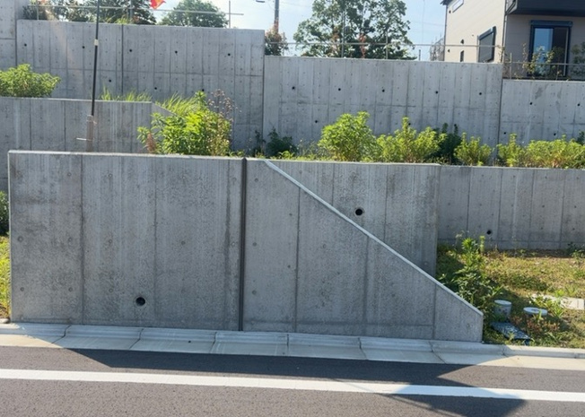 【外観】 | 家を建てる前提で土地を探している場合、地盤の丈夫さは譲れない条件の一つです。地盤が脆弱だと追加工事が必要となります。また、過去に地盤沈下や液状化現象を起こした土地は、できるだけ避けた方がいいでしょう。