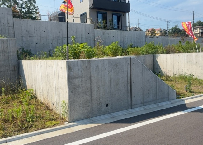 【外観】 | 人が暮らすうえで日光は大切な要素となります。日当たりの良さは譲れないポイントですね。併せて近くに大きな建築物の建築予定がないか、あるいはそれが可能な土地が近くにないか事前に確認することもお勧めします。
