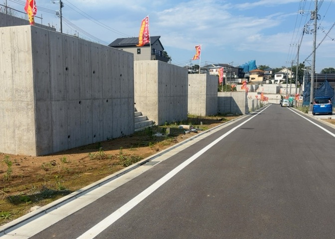 【外観】 | 土地の形が極端に長細かったり、狭小地、あるいは道路との高低差がある傾斜地だった場合、後々売ろうとしても買い手がつかない場合もあります。後々、売却することになった時に価値の下がらない土地を選びましょう。