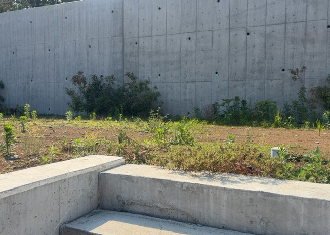 【外観】 | 家を建てる場合、方位は要チェックです。現実的に日当たりのよい家ならばリビングは南側、建築基準法でも北側に当たる家への配慮は求められています。土地を見学に行く際は、方位磁針を持って行くようにしましょう。