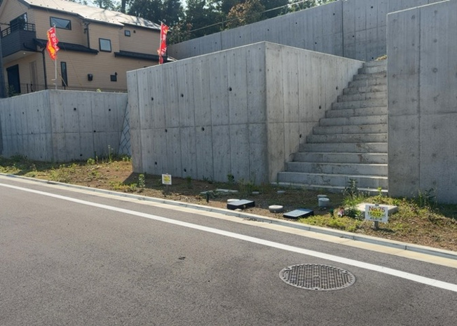 【外観】 | 現地に行くなら、物件の周囲の地形がどうなっているかを見ることも大切です。周辺より低くなっている土地では、大雨などで水が集まりやすいため、地盤が弱くなっているということも考えられるため、注意が必要です。