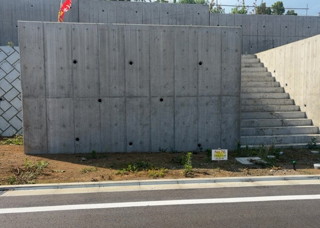 【外観】 | 家を建てる前提で土地を探している場合、地盤の丈夫さは譲れない条件の一つです。地盤が脆弱だと追加工事が必要となります。また、過去に地盤沈下や液状化現象を起こした土地は、できるだけ避けた方がいいでしょう。