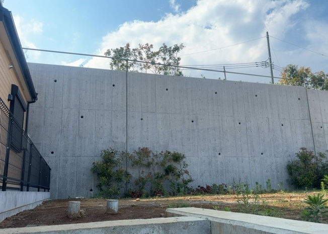 【外観】 | 土地の面積＝住宅面積ではありません。建ぺい率の問題などで、土地のある場所によって住宅を建てられる面積は限られています。高さもしかり、「土地」という言葉の中には、建築条件も含まれると考えておきましょう。