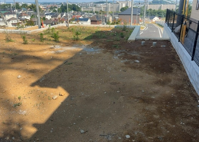 【外観】 | 土地の前の道路に消火栓が設置されていることがあります。この場合、道路交通法第45条第1項により、駐車禁止の場所が指定されています。そのため、車庫などの駐車スペースをつくることができない場合があります。