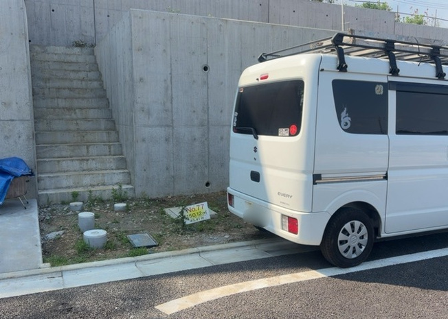 【外観】 | 隣家の土地はどうなっているのか、生活利便施設が近くにあるのか、学校まで近いかなど、お客様のライフスタイルにあわせたイメージが重要です。また、近くにあると困る施設が近くにないかも確認するといいでしょう。