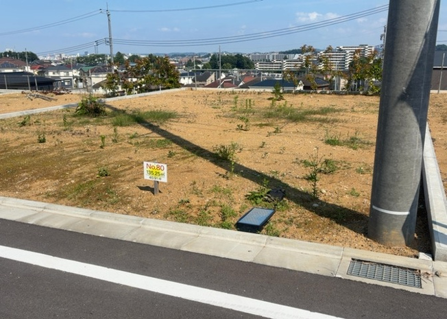【外観】 | 土地の形が極端に長細かったり、狭小地、あるいは道路との高低差がある傾斜地だった場合、後々売ろうとしても買い手がつかない場合もあります。後々、売却することになった時に価値の下がらない土地を選びましょう。