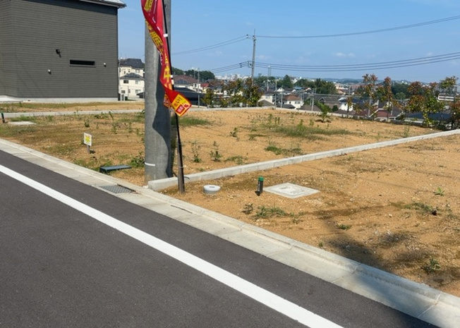 【外観】 | 家を建てる場合、方位は要チェックです。現実的に日当たりのよい家ならばリビングは南側、建築基準法でも北側に当たる家への配慮は求められています。土地を見学に行く際は、方位磁針を持って行くようにしましょう。