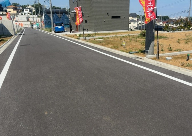 【外観】 | 土地を買う際、住む地域の自治体や福祉の補助制度にも注目してみましょう。子供や老人の医療補助やゴミ出しのルールなど、自治体によってルールに大きな違いがあるため、暮らしやすい土地で判断するとよいでしょう。