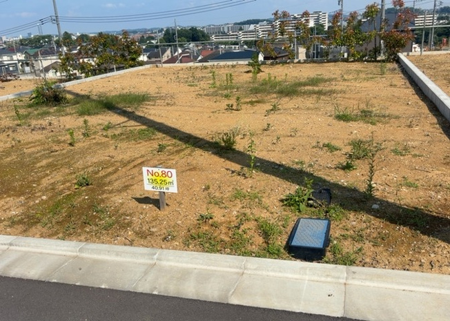 【外観】 | 土地の前の道路に消火栓が設置されていることがあります。この場合、道路交通法第45条第1項により、駐車禁止の場所が指定されています。そのため、車庫などの駐車スペースをつくることができない場合があります。