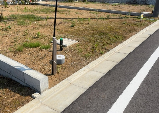 【外観】 | 土地購入を検討されている場合、境界杭がない状態で購入してしまうと境界確定測量をする必要があり、費用がかかります。購入の前に、売主、隣土地所有者立ち合いのもと境界を確定し境界杭を設置するのがベストです。