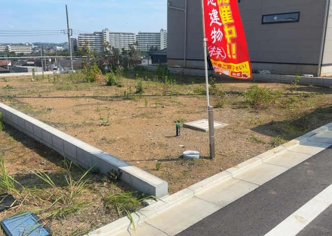 【外観】 | 土地の形が極端に長細かったり、狭小地、あるいは道路との高低差がある傾斜地だった場合、後々売ろうとしても買い手がつかない場合もあります。後々、売却することになった時に価値の下がらない土地を選びましょう。