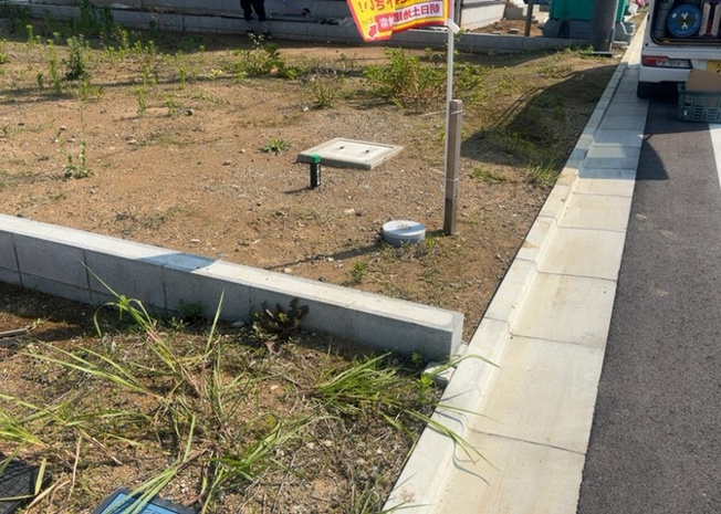 【外観】 | 家を建てる場合、方位は要チェックです。現実的に日当たりのよい家ならばリビングは南側、建築基準法でも北側に当たる家への配慮は求められています。土地を見学に行く際は、方位磁針を持って行くようにしましょう。