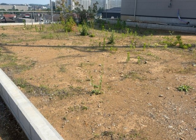 【外観】 | 土地を買う際、住む地域の自治体や福祉の補助制度にも注目してみましょう。子供や老人の医療補助やゴミ出しのルールなど、自治体によってルールに大きな違いがあるため、暮らしやすい土地で判断するとよいでしょう。
