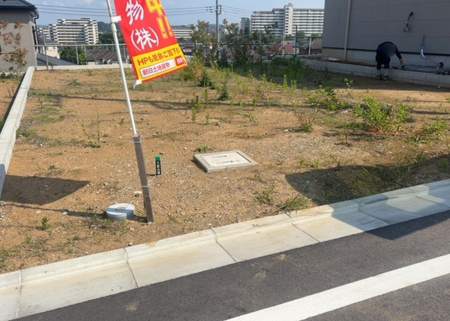 【外観】 | 土地の前の道路に消火栓が設置されていることがあります。この場合、道路交通法第45条第1項により、駐車禁止の場所が指定されています。そのため、車庫などの駐車スペースをつくることができない場合があります。