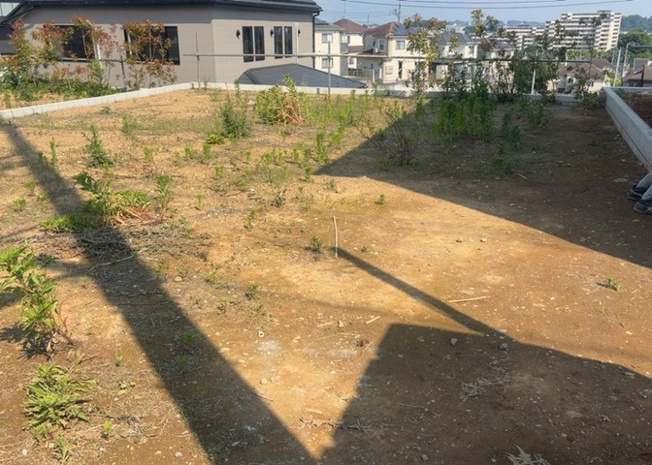 【外観】 | 現地に行くなら、物件の周囲の地形がどうなっているかを見ることも大切です。周辺より低くなっている土地では、大雨などで水が集まりやすいため、地盤が弱くなっているということも考えられるため、注意が必要です。