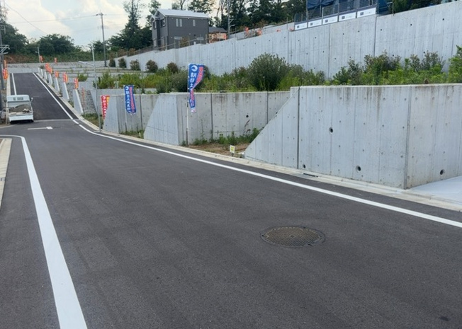 【外観】 | 土地の形が極端に長細かったり、狭小地、あるいは道路との高低差がある傾斜地だった場合、後々売ろうとしても買い手がつかない場合もあります。後々、売却することになった時に価値の下がらない土地を選びましょう。