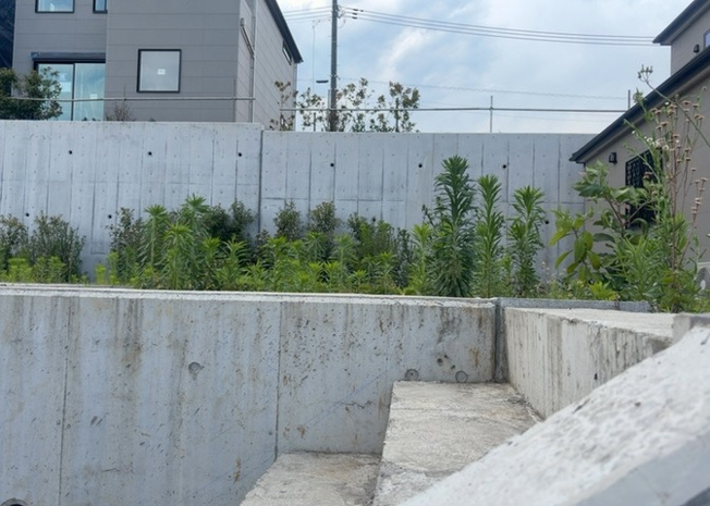 【外観】 | 家を建てる場合、方位は要チェックです。現実的に日当たりのよい家ならばリビングは南側、建築基準法でも北側に当たる家への配慮は求められています。土地を見学に行く際は、方位磁針を持って行くようにしましょう。