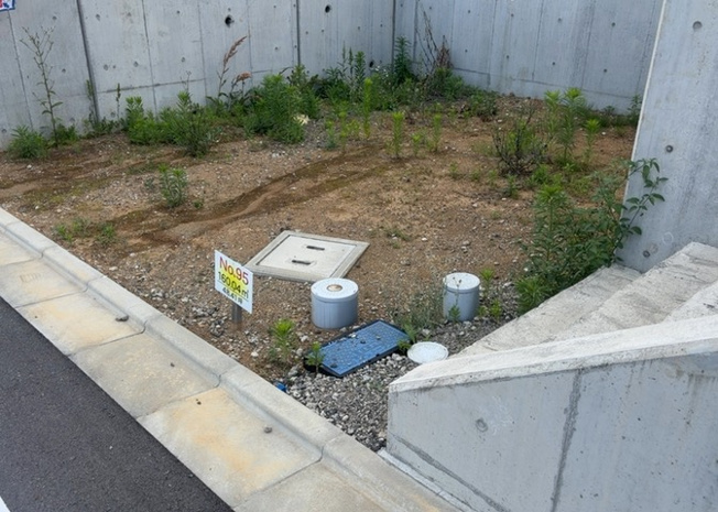 【外観】 | 土地を買う際、住む地域の自治体や福祉の補助制度にも注目してみましょう。子供や老人の医療補助やゴミ出しのルールなど、自治体によってルールに大きな違いがあるため、暮らしやすい土地で判断するとよいでしょう。