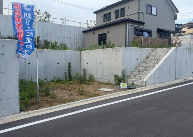 【外観】 | 現地に行くなら、物件の周囲の地形がどうなっているかを見ることも大切です。周辺より低くなっている土地では、大雨などで水が集まりやすいため、地盤が弱くなっているということも考えられるため、注意が必要です。