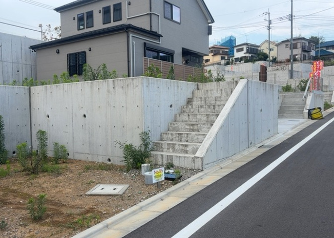【外観】 | 隣家の土地はどうなっているのか、生活利便施設が近くにあるのか、学校まで近いかなど、お客様のライフスタイルにあわせたイメージが重要です。また、近くにあると困る施設が近くにないかも確認するといいでしょう。