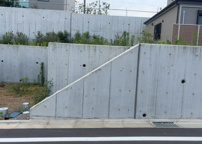 【外観】 | 家を建てる前提で土地を探している場合、地盤の丈夫さは譲れない条件の一つです。地盤が脆弱だと追加工事が必要となります。また、過去に地盤沈下や液状化現象を起こした土地は、できるだけ避けた方がいいでしょう。