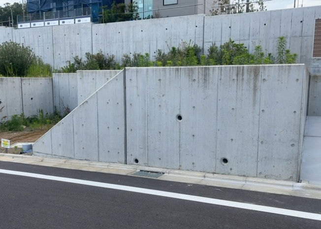 【外観】 | 人が暮らすうえで日光は大切な要素となります。日当たりの良さは譲れないポイントですね。併せて近くに大きな建築物の建築予定がないか、あるいはそれが可能な土地が近くにないか事前に確認することもお勧めします。