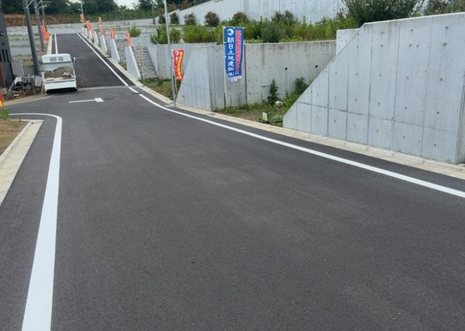 【外観】 | 土地の形が極端に長細かったり、狭小地、あるいは道路との高低差がある傾斜地だった場合、後々売ろうとしても買い手がつかない場合もあります。後々、売却することになった時に価値の下がらない土地を選びましょう。