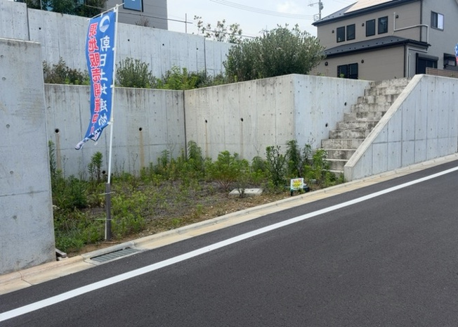 【外観】 | 現地に行くなら、物件の周囲の地形がどうなっているかを見ることも大切です。周辺より低くなっている土地では、大雨などで水が集まりやすいため、地盤が弱くなっているということも考えられるため、注意が必要です。