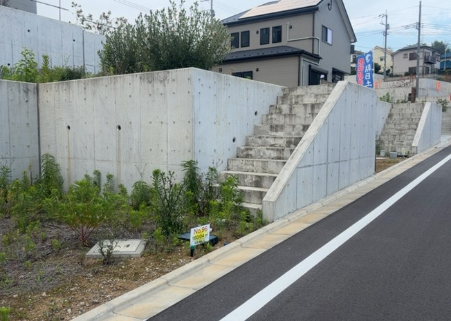 【外観】 | 隣家の土地はどうなっているのか、生活利便施設が近くにあるのか、学校まで近いかなど、お客様のライフスタイルにあわせたイメージが重要です。また、近くにあると困る施設が近くにないかも確認するといいでしょう。
