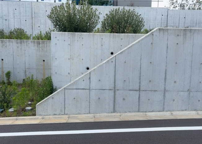 【外観】 | 家を建てる前提で土地を探している場合、地盤の丈夫さは譲れない条件の一つです。地盤が脆弱だと追加工事が必要となります。また、過去に地盤沈下や液状化現象を起こした土地は、できるだけ避けた方がいいでしょう。