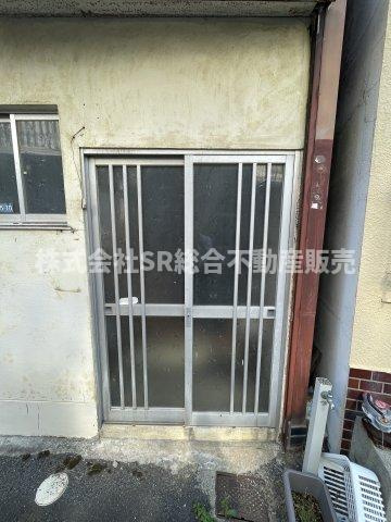 加納6丁目中古テラスハウスの玄関|店舗・倉庫・事務所等として利用でき、ご自身でお好きなようにDIYも可能で新たな快適空間を創作できます！